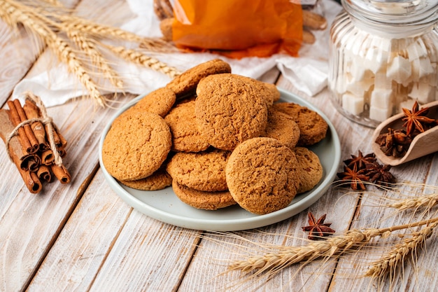 Pilha de biscoitos de aveia picantes em fundo de madeira decorado