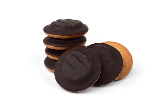 Pilha de biscoitos de biscoito de chocolate com geléia de laranja, isolado no fundo branco.