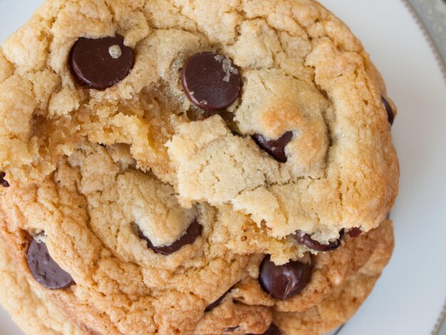 Pilha de biscoitos de chocolate caseiros.