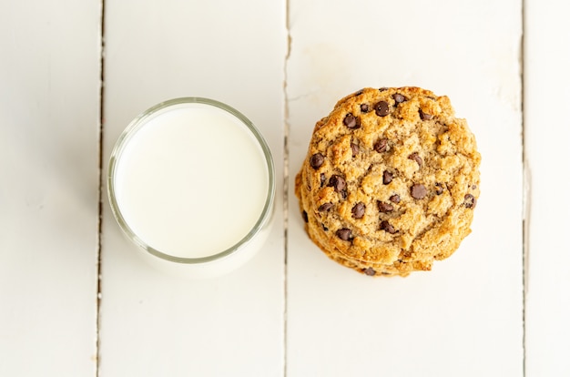 Foto pilha de biscoitos de chocolate com copo de leite