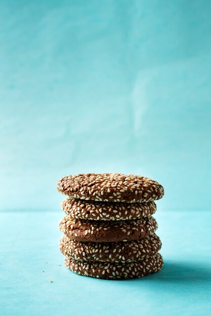 Pilha de biscoitos de chocolate com gergelim