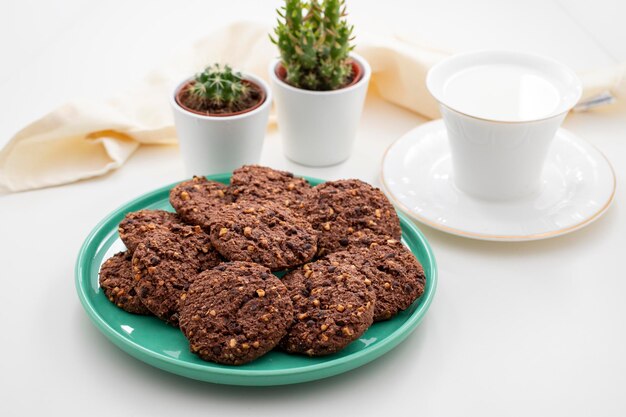 Pilha de biscoitos de chocolate e nozes em um prato