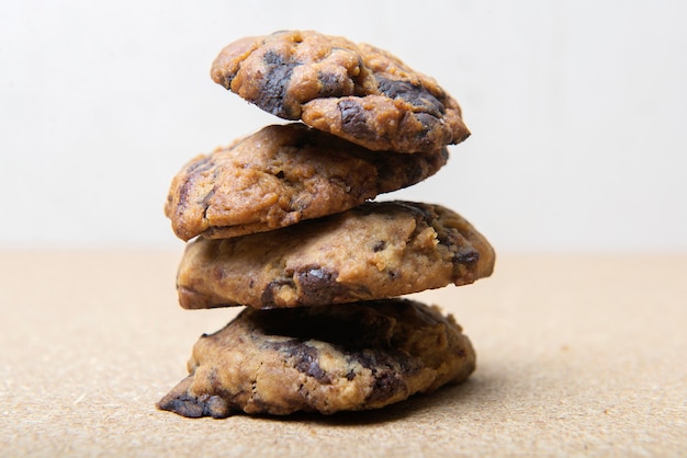 Pilha de biscoitos de chocolate na mesa