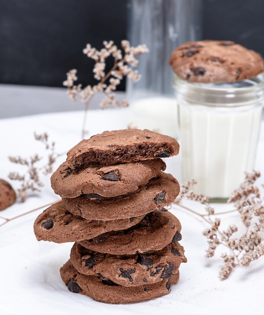 Pilha de biscoitos de chocolate redondos e leite