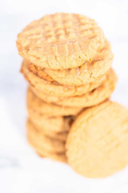 Pilha de biscoitos de manteiga de amendoim recém-assados caseiros.