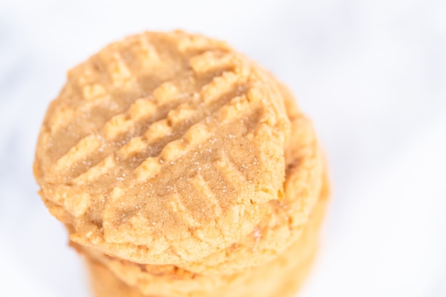 Pilha de biscoitos de manteiga de amendoim recém-assados em casa.