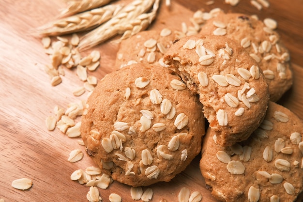 Pilha de biscoitos de refeição inteira em superfície de madeira