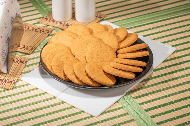 Pilha de biscoitos no prato