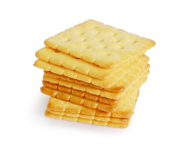 Pilha de biscoitos quadrados isolados no branco. Bolinhos de cracker secos isolados