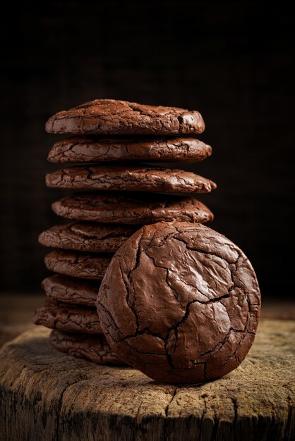 Foto pilha de biscoitos saborosos em fundo preto