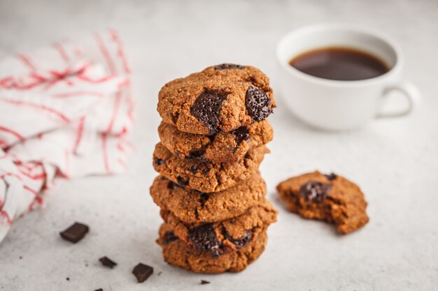 Pilha de biscoitos vegetarianos saudáveis com chocolate no fundo branco. conceito de comer limpo.