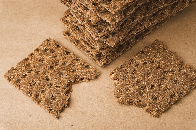 Pilha de bolachas crocantes de trigo e pão achatado Fundo de comida saudável Vista de alto ângulo