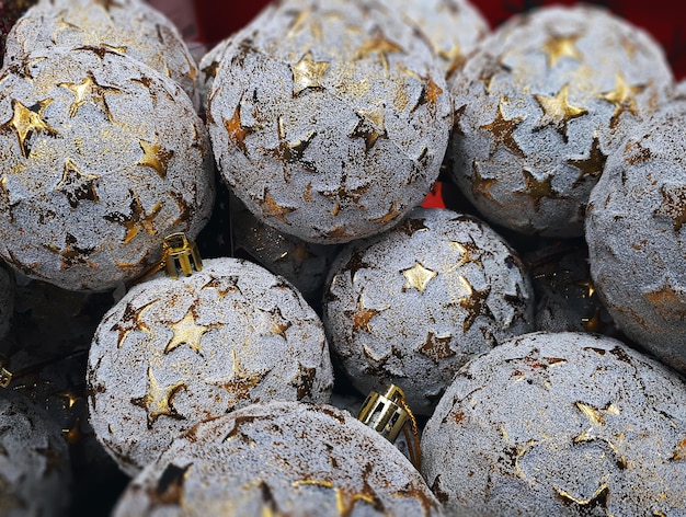 Pilha de bolas de Natal brancas com estrelas douradas Decoração enfeites de natal branco com estrelas douradas