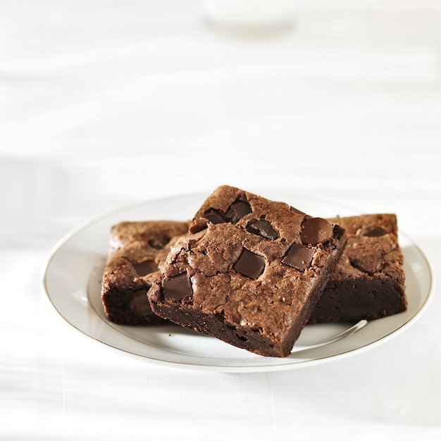 Pilha de brownies em um prato