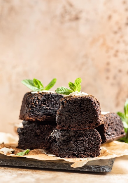 Pilha de brownies feitos de chocolate escuro Fudge saboroso e sobremesa mastigável com pedaços de chocolate