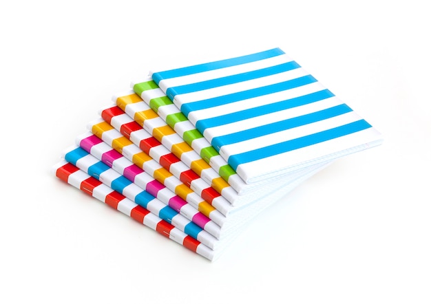 Foto pilha de cadernos coloridos, isolado no fundo branco