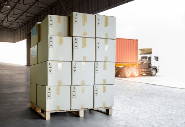 Pilha de caixas de embalagem carregada com transporte de carga de contêineres de transporte, transporte de caminhões de carga