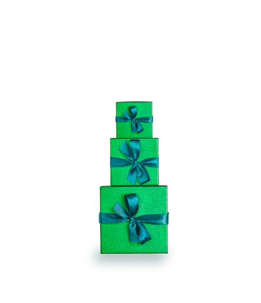 pilha de caixas de presente verde isoladas no fundo branco