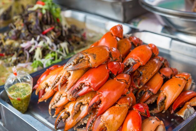 Foto pilha de caranguejos vermelhos cozidos frescos no mercado asiático de frutos do mar