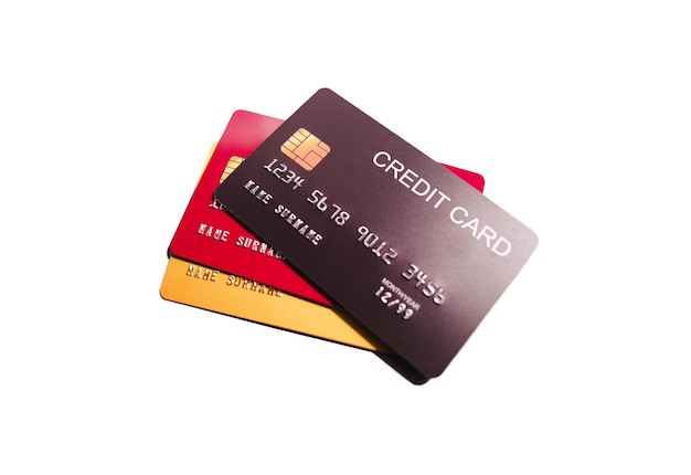 Pilha de cartão de crédito em fundo branco próximo de vários cartões de crédito ou débito para pagamento Cartão de crédito e conceito financeiro
