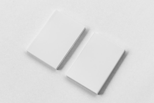 pilha de cartão de visita em fundo branco de papel