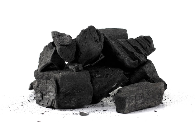 Foto pilha de carvão de madeira natural isolada no fundo branco