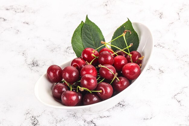 Pilha de cereja orgânica suculenta doce madura