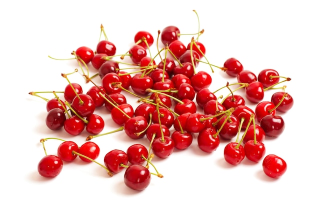 Pilha de cerejas doces e brilhantes isoladas em branco