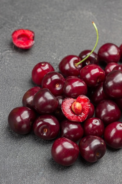 Pilha de cerejas maduras com fundo escuro