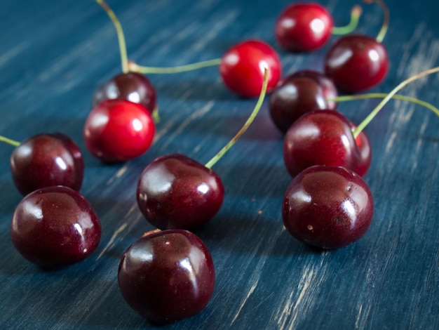 Pilha de cerejas recém-colhidas.