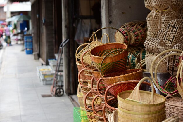 pilha de cestas de vime para venda no mercado