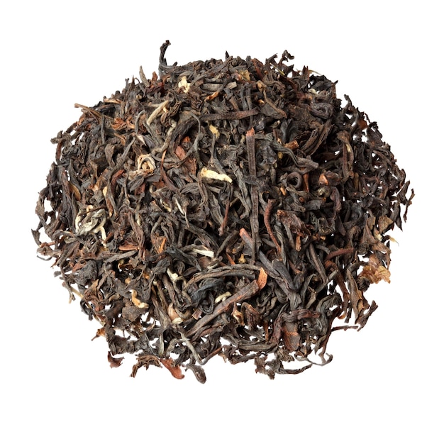 Pilha de chá Darjeeling isolada em branco
