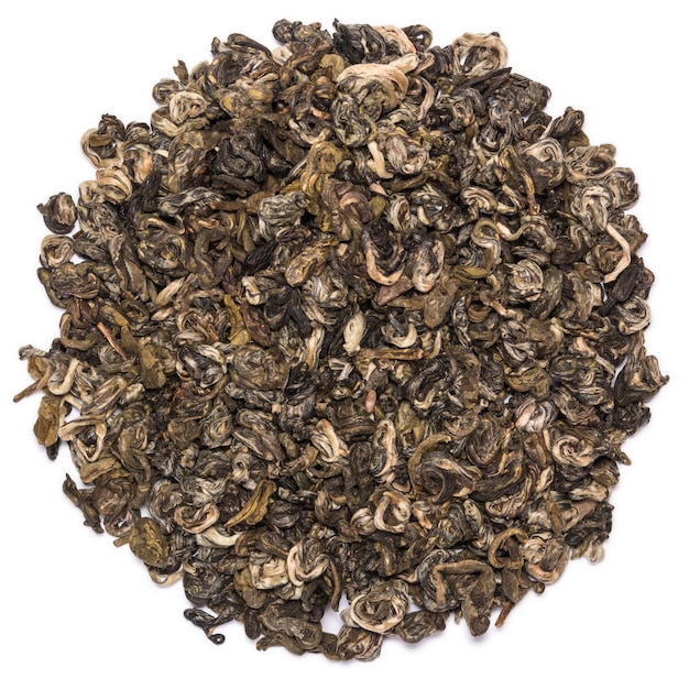 Pilha de chá verde seco caracol Bilochun isolado no fundo branco