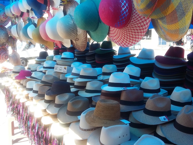 Pilha de chapéus Panamá no mercado local de arte e artesanato Banos