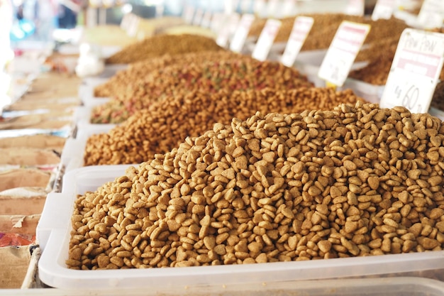 pilha de comida seca para gatos para venda no mercado local