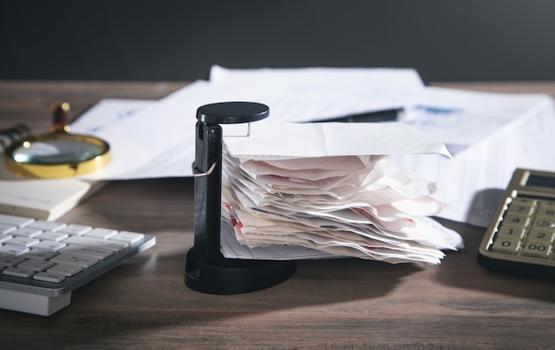 Pilha de contas financeiras não pagas em cima da mesa. O negócio. Finança