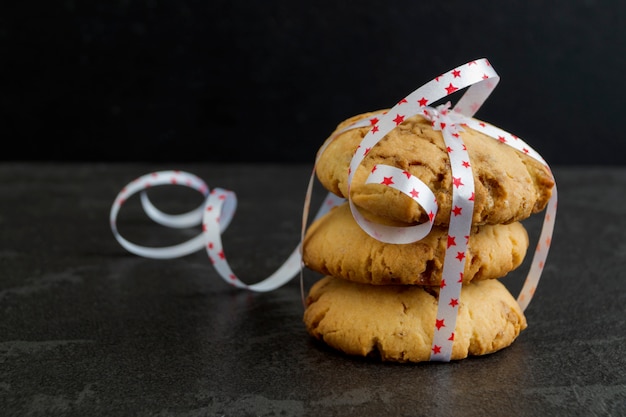 Pilha de cookies amarrados com uma fita.