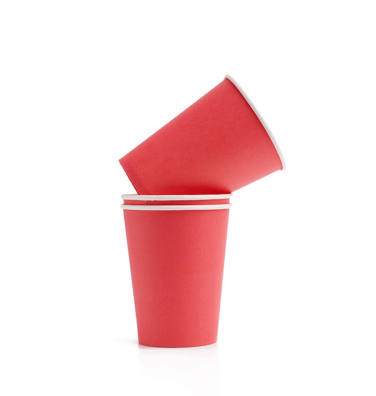 Foto pilha de copos de papel vermelho para bebidas quentes para viagem
