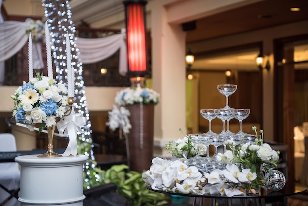 Pilha de copos em mesas decoradas durante o casamento