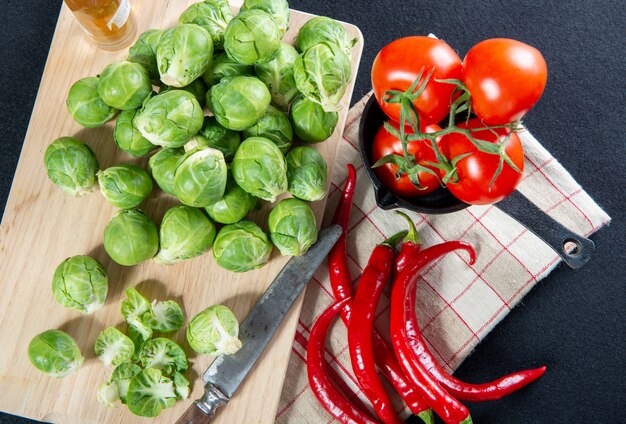 Pilha de couves de Bruxelas frescas com tomates e pimentos