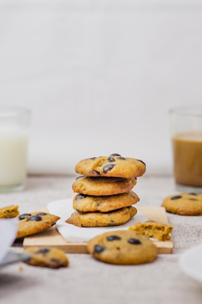 Foto pilha de deliciosos biscoitos de chocolate