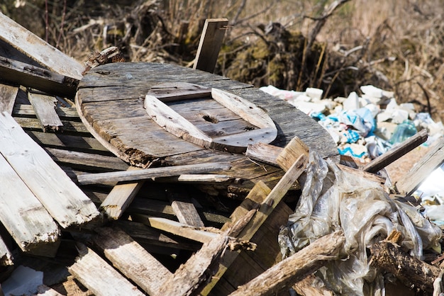 Pilha de depósito de lixo na floresta, problemas ambientais da natureza. Poluição global da terra.