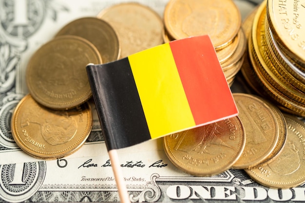 Pilha de dinheiro de moedas com o conceito bancário de finanças de bandeira da Alemanha