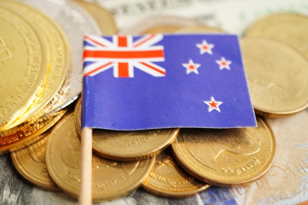 Pilha de dinheiro de moedas com o conceito bancário de finanças de bandeira da Nova Zelândia