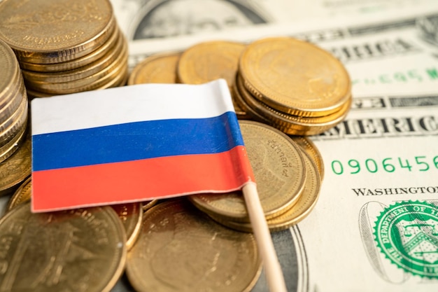 Pilha de dinheiro de moedas com o conceito bancário de finanças de bandeira da Rússia
