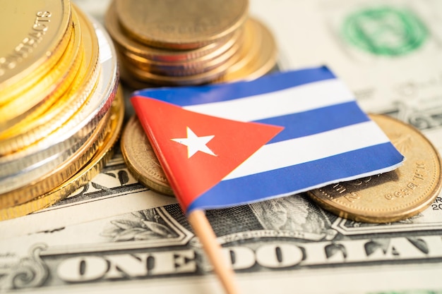 Pilha de dinheiro de moedas com o conceito bancário de finanças de bandeira de Cuba