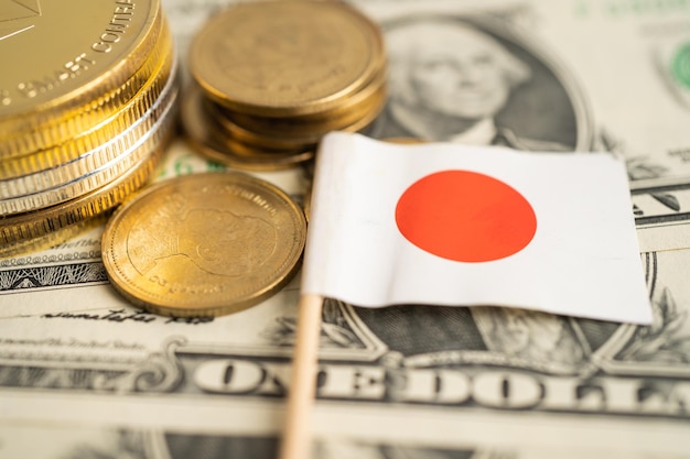 Pilha de dinheiro de moedas com o conceito bancário de finanças de bandeira do Japão
