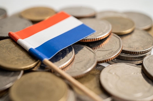Pilha de dinheiro de moedas com o conceito bancário de finanças de bandeira holandesa