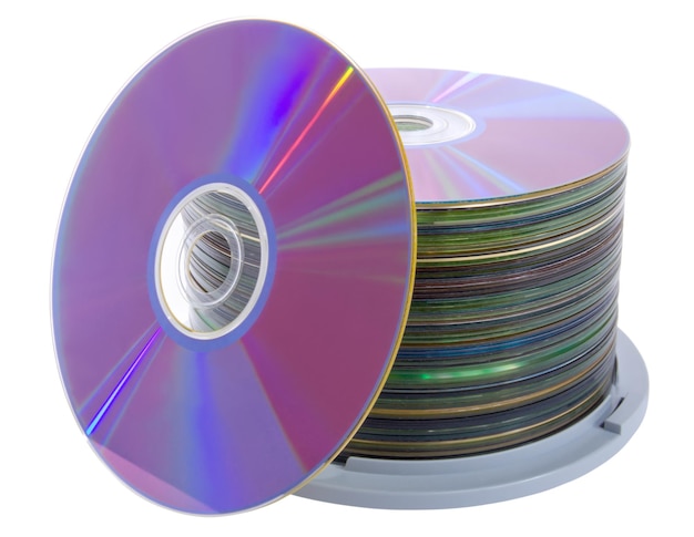 Pilha de discos de CD em um fundo branco