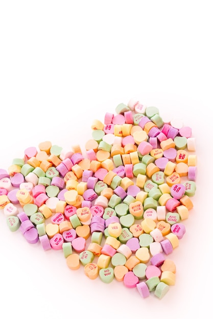 Pilha de doces de coração de conversa em forma de coração.